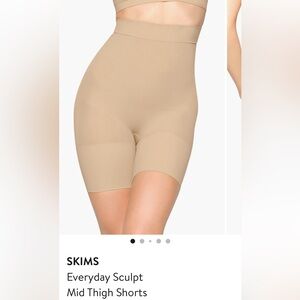 SKIMS Seamless Sculpt Mid Thigh Shorts in Sand XXS/XS New Without Tags